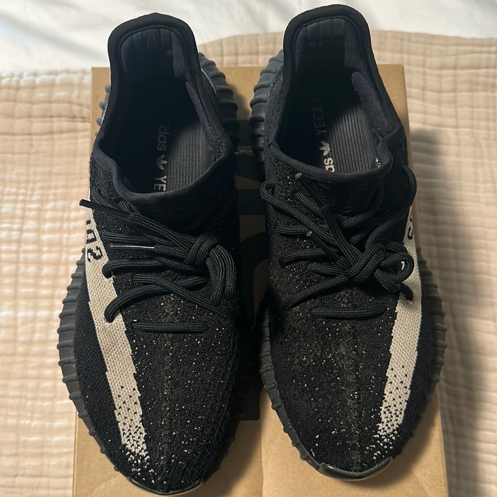 Yeezy 350 men’s sneaker size: 8 color: core black white